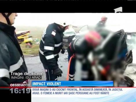 Impact violent pe o şosea din judeţul Arad. O tânără a murit, iar şase oameni au fost răniţi