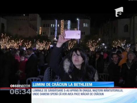 Un brad artificial de 15 metri, luminat în culori vii, s-a aprins în Bethleem