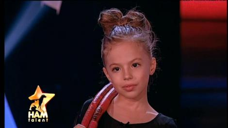 Și-a adus cățelușa pe scenă să facă senzație, dar a eclipsat-o! O fetiță de nouă ani a cucerit juriul cu replicile sale savuroase