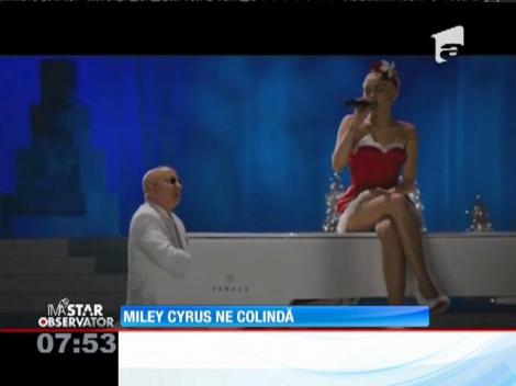 Miley Cyrus a cântat colinde într-un corset inspirat din costumul lui Moş Crăciun
