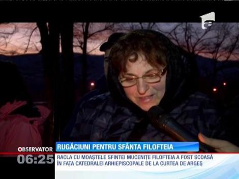 Racla cu moaştele sfintei muceniţe Filofteia a fost scoasă în faţa catedralei de la Curtea de Argeş
