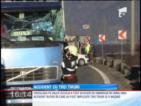 Circulație blocată pe Valea Oltului, după ce un TIR s-a răsturnat