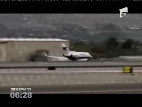 Imagini spectaculoase, în SUA: Un avion a aterizat forţat, fără roţi