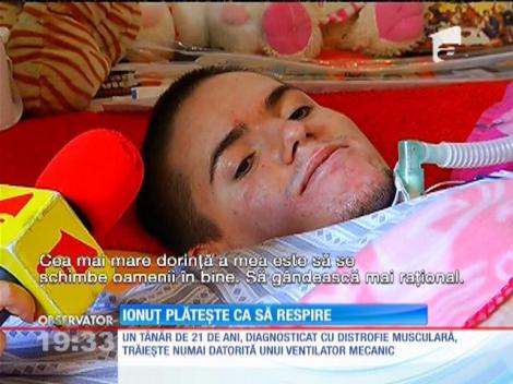 Un tânăr, diagnosticat cu distrofie musculară, trăieşte datorită unui ventilator mecanic
