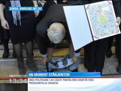 Unui politician i-au căzut pantalonii chiar în faţa preşedintelui Croaţiei