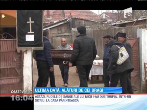 Nicu, adolescentul părăsit de părinţi, alături de cei dragi, pentru ultima dată