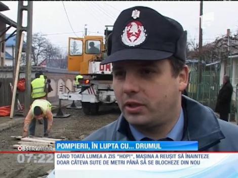 Un echipaj de pompieri din Botoşani s-a chinuit câteva ore bune să scoată o maşină de la salubrizare dintr-o groapă