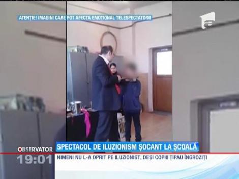 Imagini şocante au fost filmate la o şcoală din Buzău! În faţa profesorilor, un iluzionist le-a arătat copiilor cum taie cu un satâr mâna unui coleg