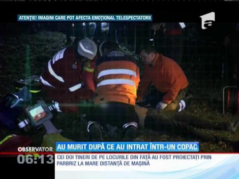 Au murit după ce au intrat cu maşina într-un copac