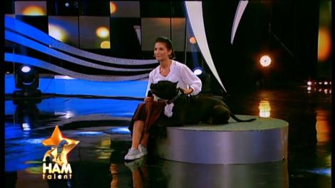 Talentul său este demn de finală! Câinele Rocky cântă doar pe melodia lui preferată