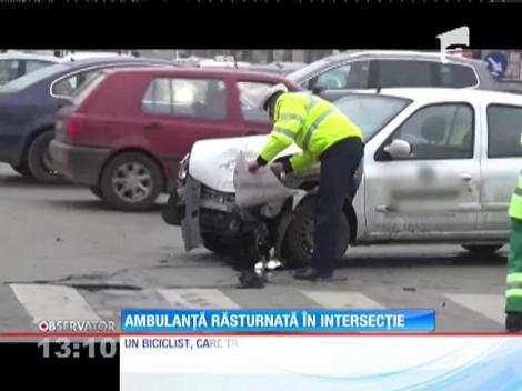 Un bărbat a fost rãnit de o ambulanţă, în Timişoara. De vină ar fi şoferul unui autoturism care a izbit lateral maşina salvării