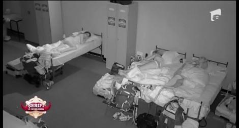 Băieţii le-au făcut fetelor o farsă de zile mari! Le-au trezit cu noaptea în cap!