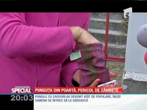 Special! Un tânăr din Cristian agaţă în diverse locuri săculeţi cu daruri