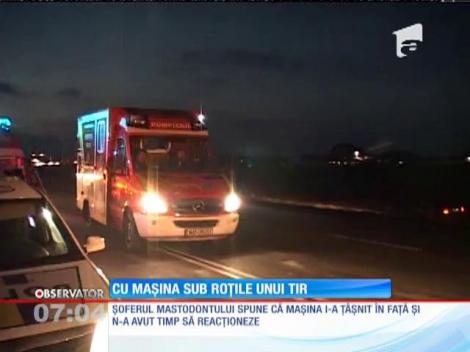 O maşină în care se aflau doi oameni s-a oprit sub roţile unui TIR, la ieşirea din Braşov