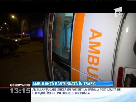 O ambulanţă a fost lovită de o altă maşină, într-o intersecţie din Brăila