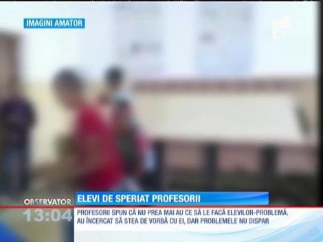 Elevii unei şcoli din judeţul Brăila, filmaţi cum vandalizează o sală de clasă