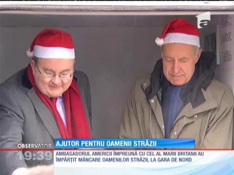 Au împărţit mâncare oamenilor străzii