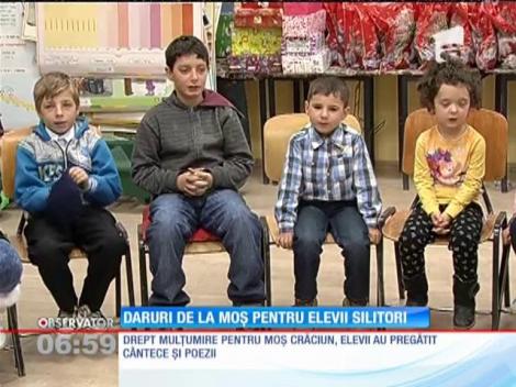 Spiridusii lui Moş Crăciun au împărţit cadouri copiilor din Giurgiu