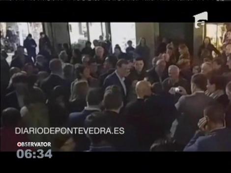 Premierul spaniol Mariano Rajoy a fost lovit cu pumnul în faţă de un tânăr