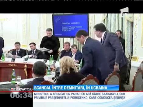 Mihail Saakaşvili, stropit în faţă cu apă de un ministru ucrainean