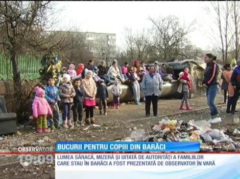 Copiii care locuiesc în barăci pe marginea unei străzi din  Ferentari au primit cadouri de la Moș Crăciun