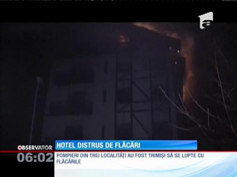 Un hotel cu 50 de camere de pe malul lacului Vidraru a ars din temelii