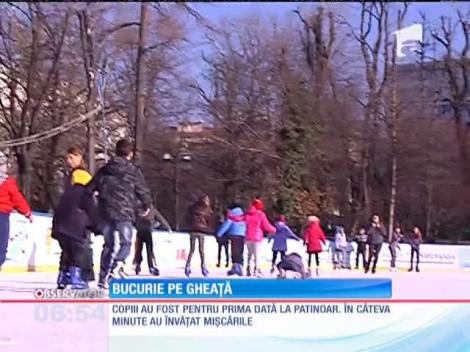 Bucurie pe gheaţă pentru 15 copii nevoiaşi