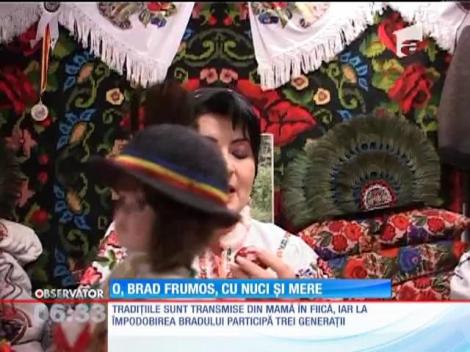 Cum se îmobobeşte tradiţional un brad de Crăciun