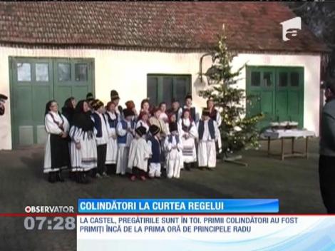 Familia Regală a oferit cadouri oamenilor nevoiaşi și a primit colindători