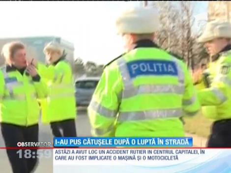 Patru poliţişti s-au chinuit să imobilizeze un bărbat care încerca să fugă de la locul unui accident