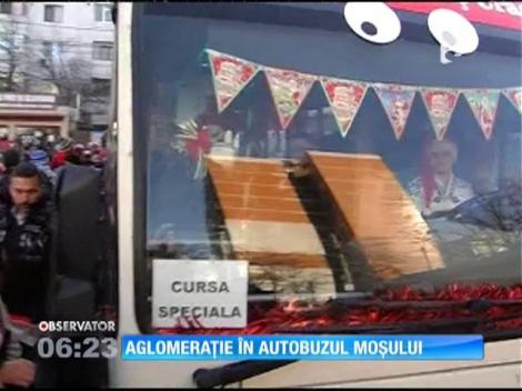 Peste o sută de copii s-au înghesuit să prindă un loc în autobuzul lui Moş Crăciun
