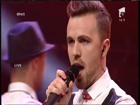 Bombardierul B52 deschide seara de Crăciun! Și-au luat mașină roșie, să le poarte noroc spre drumul Finalei!