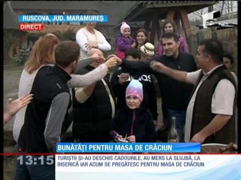 Turiştii care petrec sărbătorile în Maramureş se pregătesc pentru masa tradiţională de Crăciun
