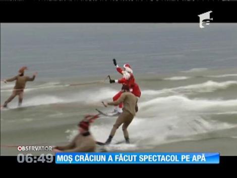 Moş Crăciun și ajutoarele sale, spectacol pe apă