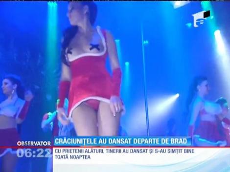 Crăciuniţele din cluburi au optat pentru rochiţe scurte cu decolteuri adânci