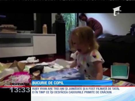 Bucuria unei fetiţe face înconjurul lumii