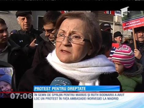 Revoltaţi de faptul că cinci fraţi au fost luaţi de lângă părinţii lor, românii au protestat în faţa ambasadei Norvegiei din Madrid