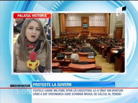 Circa 200 de militari in rezerva protesteaza in Piata Victoriei