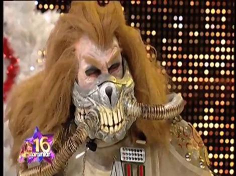 Immortan Joe din Mad Max, un uriaș cu voce cristalină! Gabriel Cotabiță a încheiat ”parada măștilor”