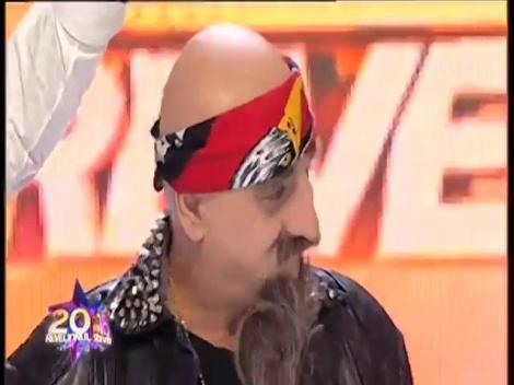 Nea Mărin a lăsat folclorul și a dat-o pe rock! Masca sa le-a dat pe spate pe vedete