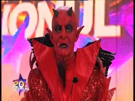 Un altfel de... teatru! Drăcușorul Maia Morgenstern, posesoarea unei măști de excepție