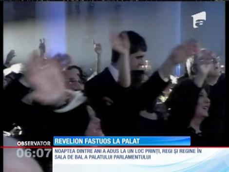Prinți, regi și regine în sala de bal a Palatului Parlamentului, de Revelion