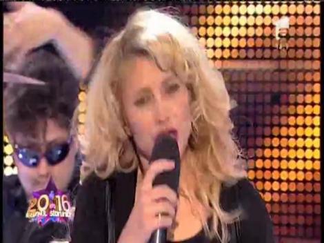 A fost "Floare la ureche" să facă spectacol! Lora, reprezentaţie de vis la "Revelionul Starurilor"