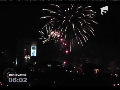 Românii au petrecut și au ciocnit pahare de șampanie în Noaptea dintre Ani