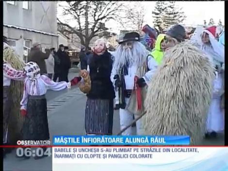 Oamenii dintr-o comună din Vrancea s-au costumat în personaje înfiorătoare pentru a alunga spiritele rele