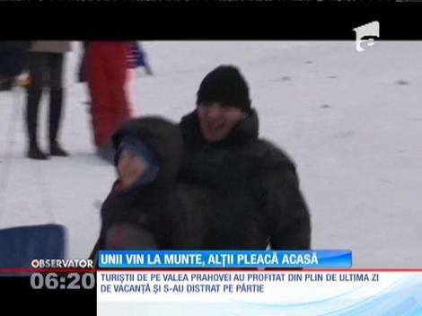 Turiștii de pe Valea Prahovei se distrează din plin pe pârtie
