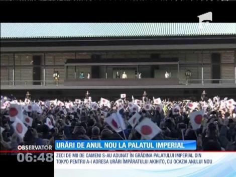 Zeci de mii de oameni s-au adunat în grădina Palatului Imperial din Tokio pentru a-i adresa urări împăratului Akihito