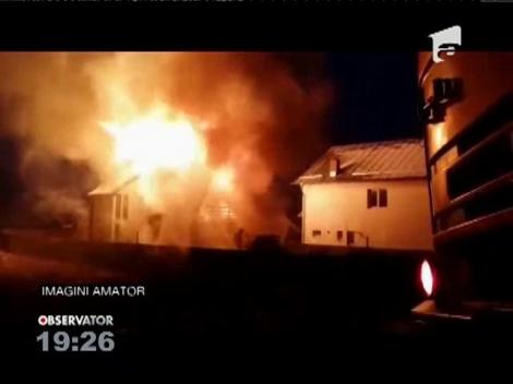 O vilă de lemn de la periferia Piteștiului a ars aproape complet