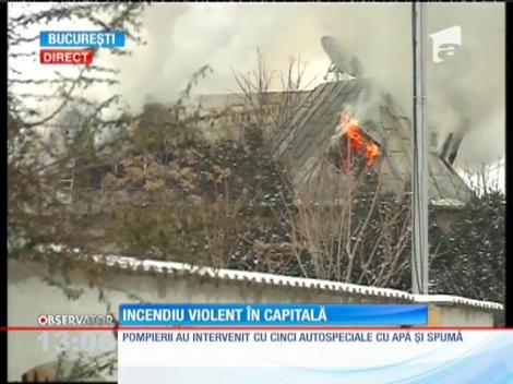 O vilă din cartierul Băneasa a luat foc