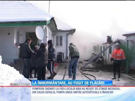 O familie din Gorj şi-a scos mortul în stradă, ca să fugă din calea unui incendiu